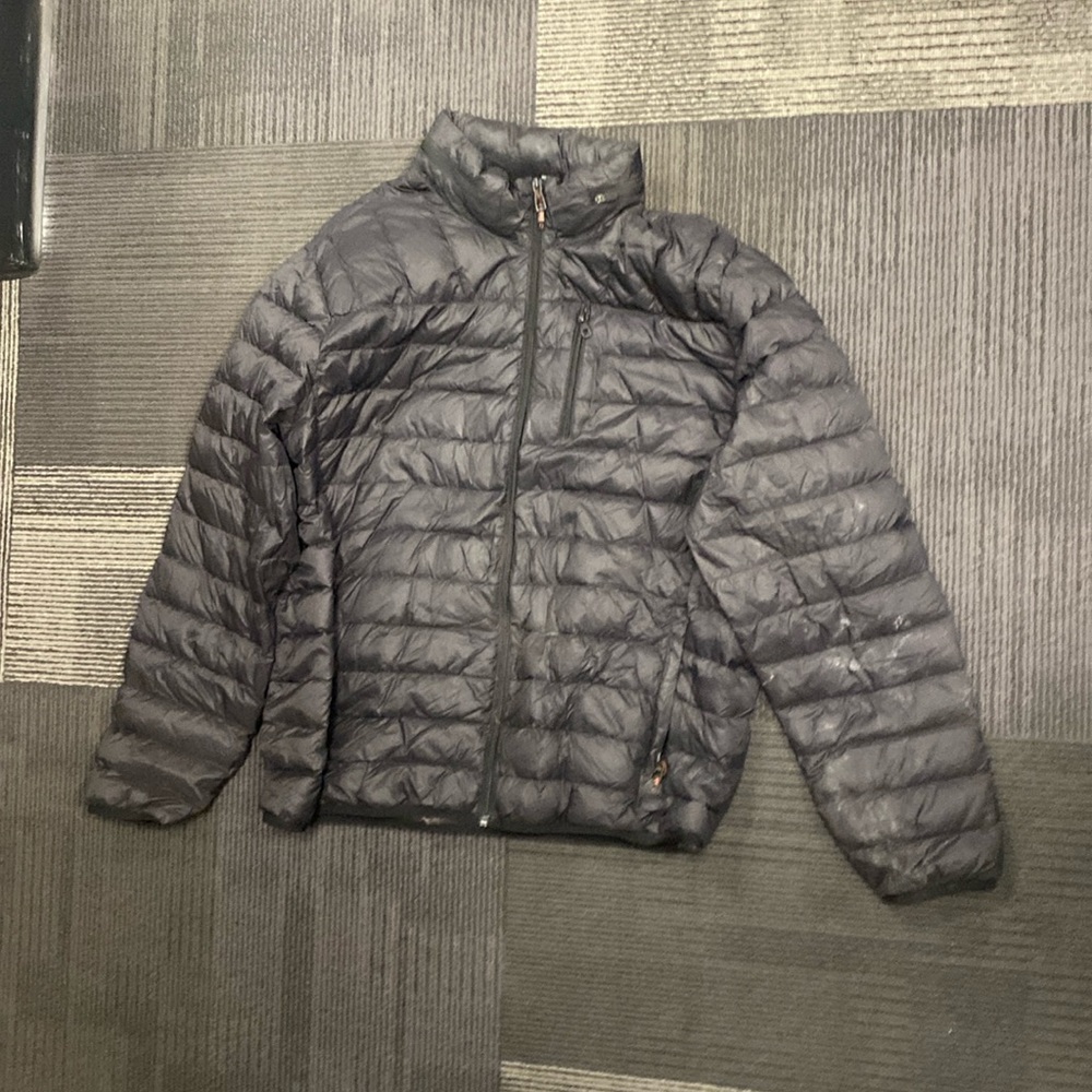 It has a hood when you unzip the zipper on the neck